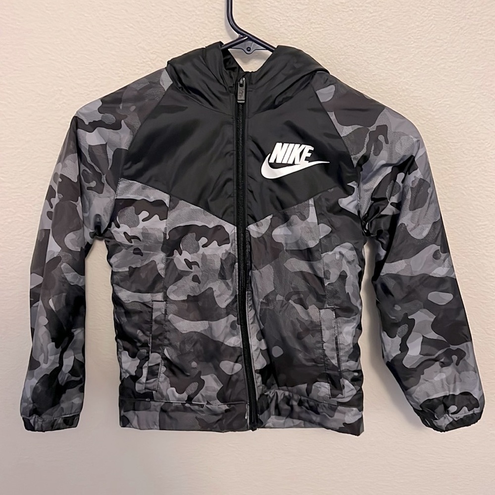 Youth Nike Windbreaker Jacket I’m excellent used condition. Size 7